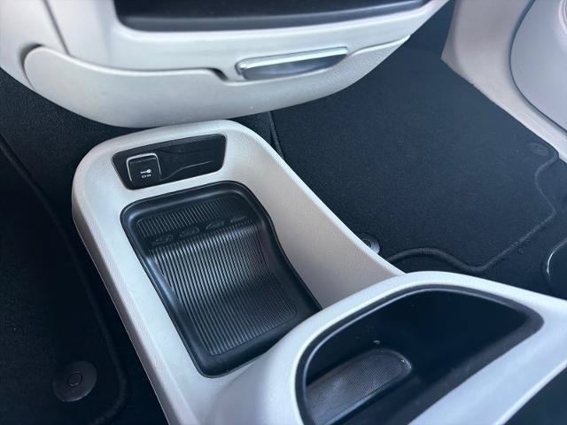 Used 2024 Chrysler Pacifica Touring-L FWD image 26