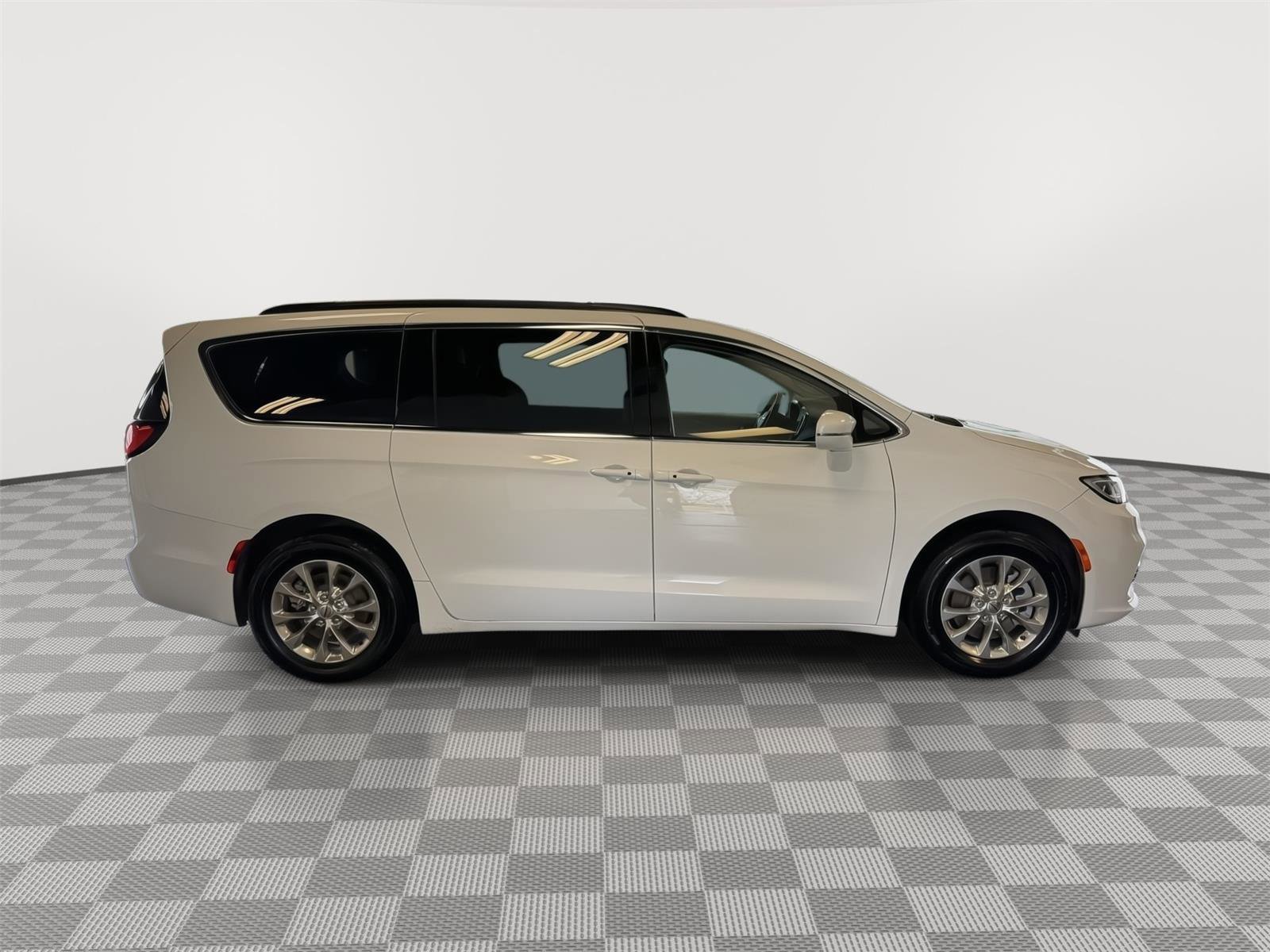 Used 2022 Chrysler Pacifica Touring-L AWD/4WD image 6