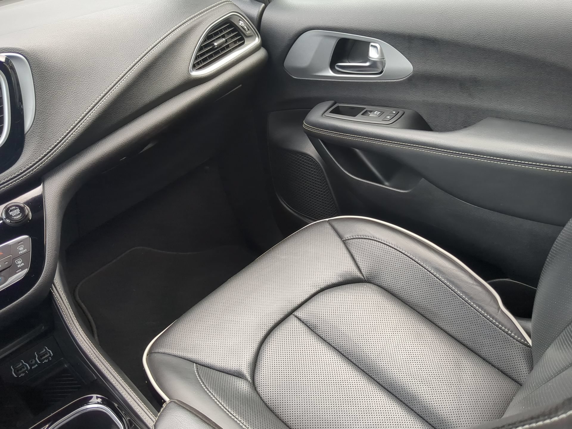 Used 2025 Chrysler Pacifica Limited FWD image 53
