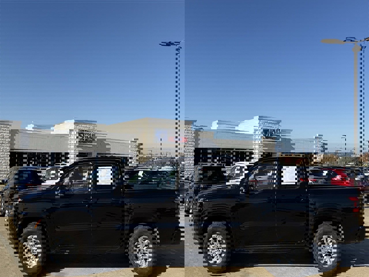 Used 2024 Nissan Frontier SV image 3