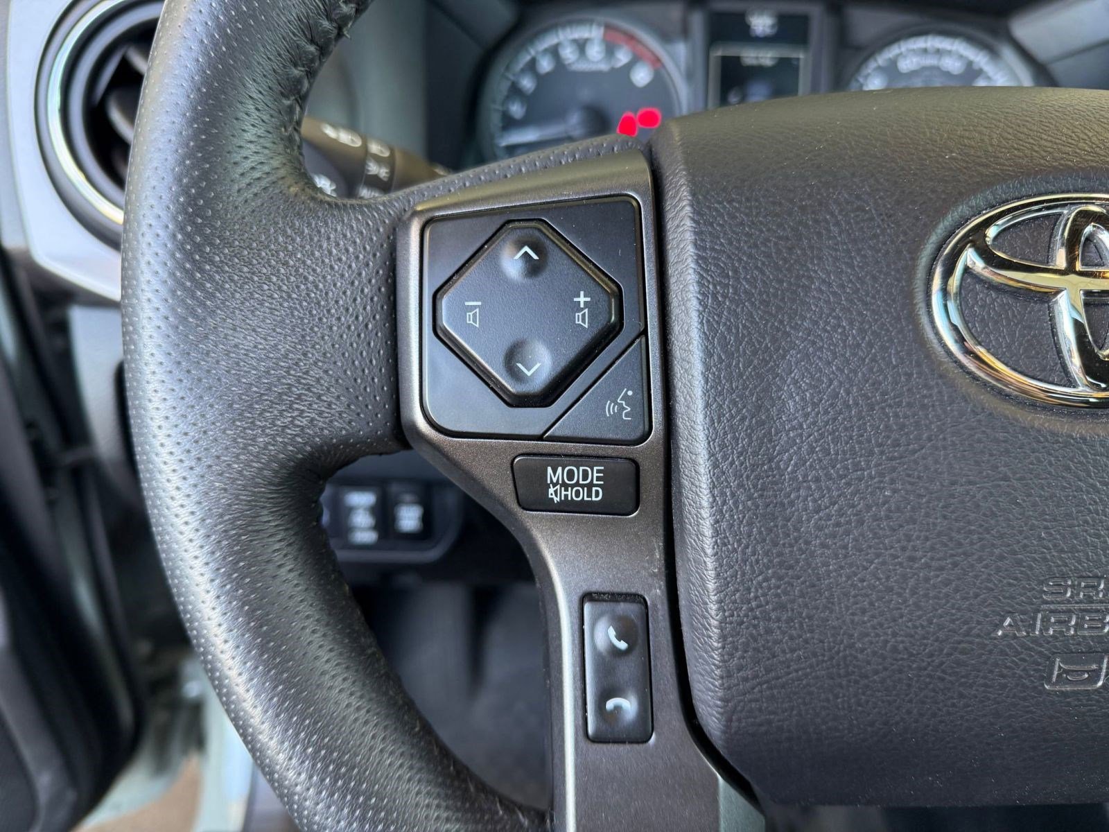 Used 2022 Toyota Tacoma TRD Off-Road w/ TRD Premium Off Road Package AWD/4WD image 19