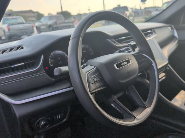 Used 2024 Jeep Grand Cherokee Altitude RWD image 11