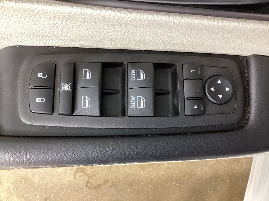Used 2024 Chrysler Pacifica Touring-L FWD image 20