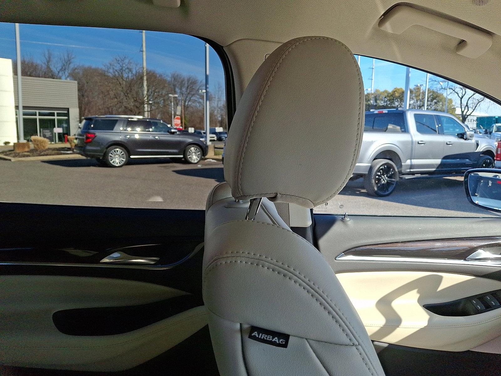 Used 2023 Buick Enclave Essence image 13