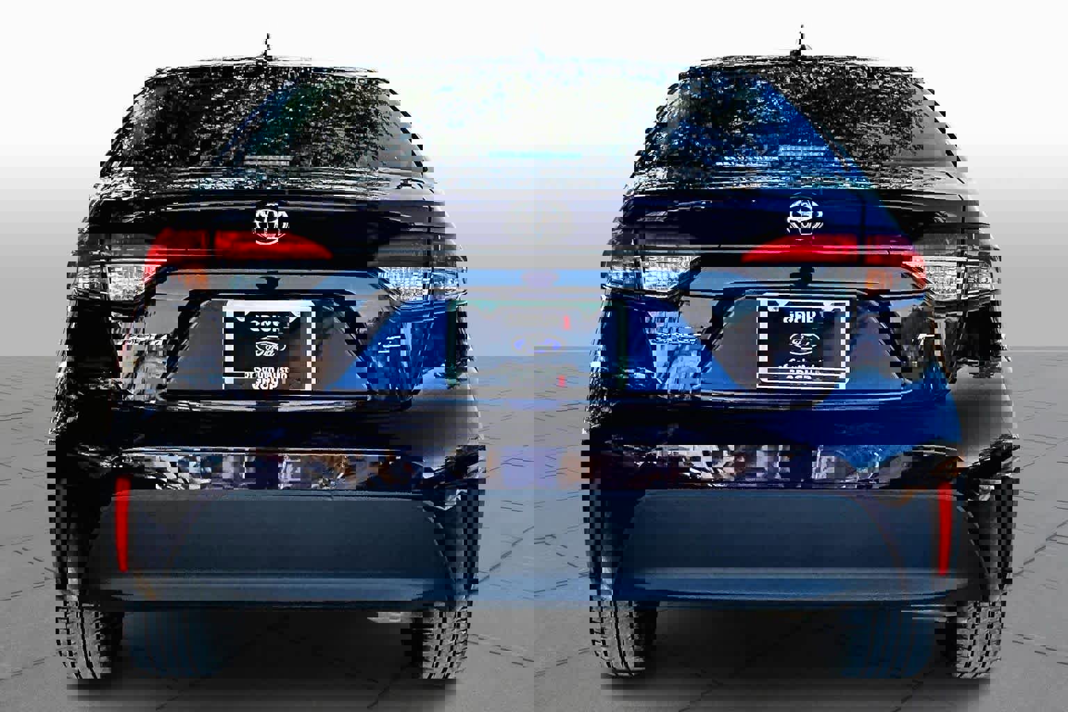 Used 2023 Toyota Corolla LE image 2