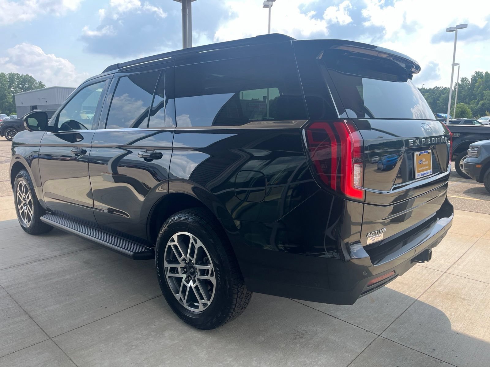 Certified 2025 Ford Expedition Active AWD/4WD image 3