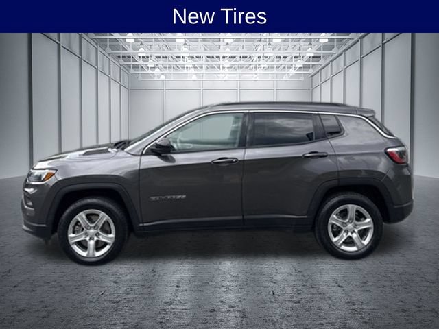 Used 2024 Jeep Compass Latitude AWD/4WD image 3