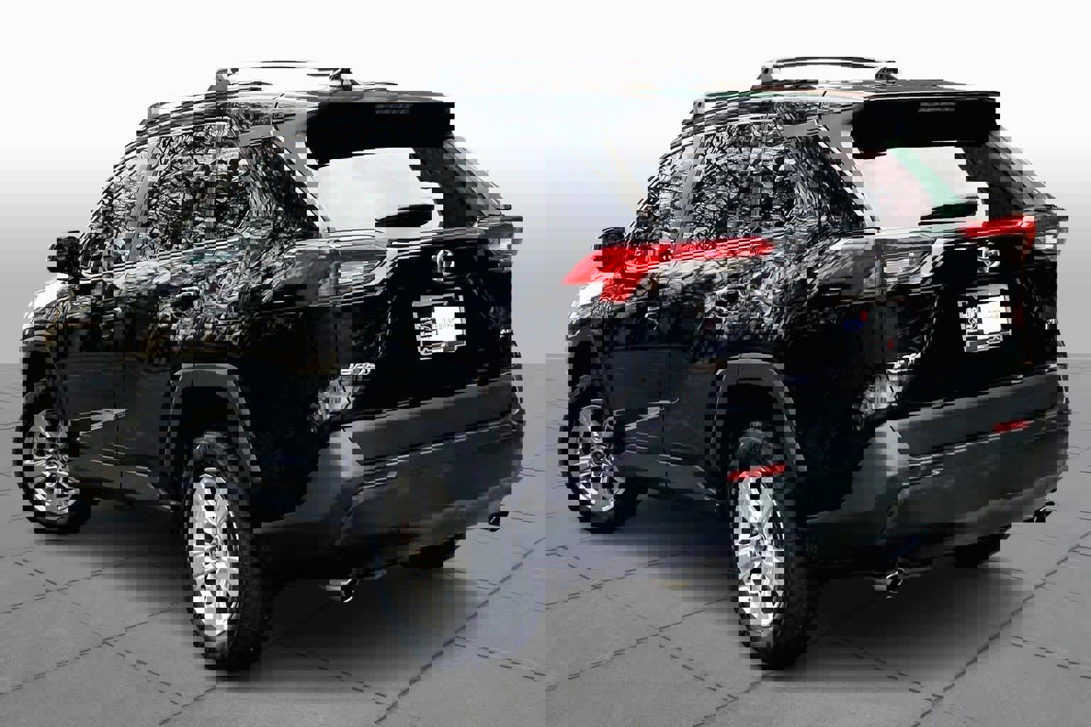 Used 2020 Toyota RAV4 XLE w/ Convenience Package image 2