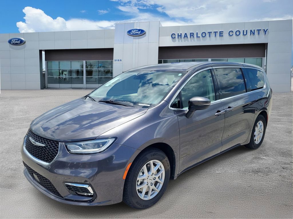 Used 2023 Chrysler Pacifica Touring-L FWD image 2