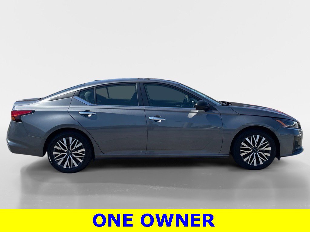 Used 2024 Nissan Altima 2.5 SV image 2