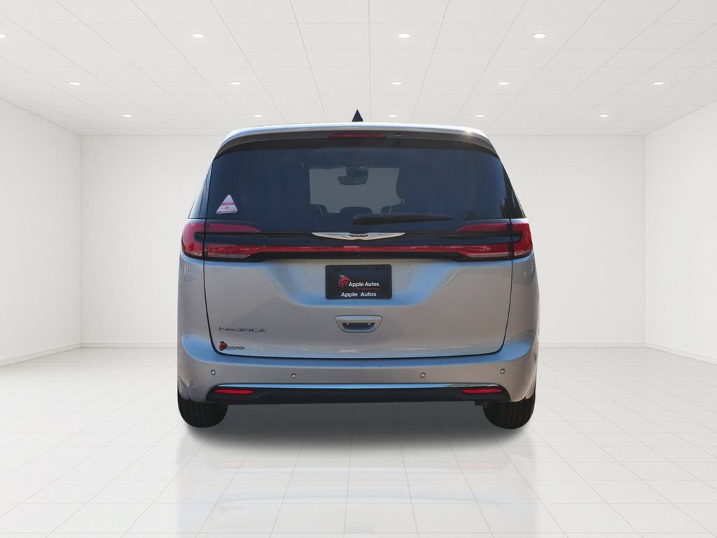 Used 2024 Chrysler Pacifica Touring-L FWD image 5