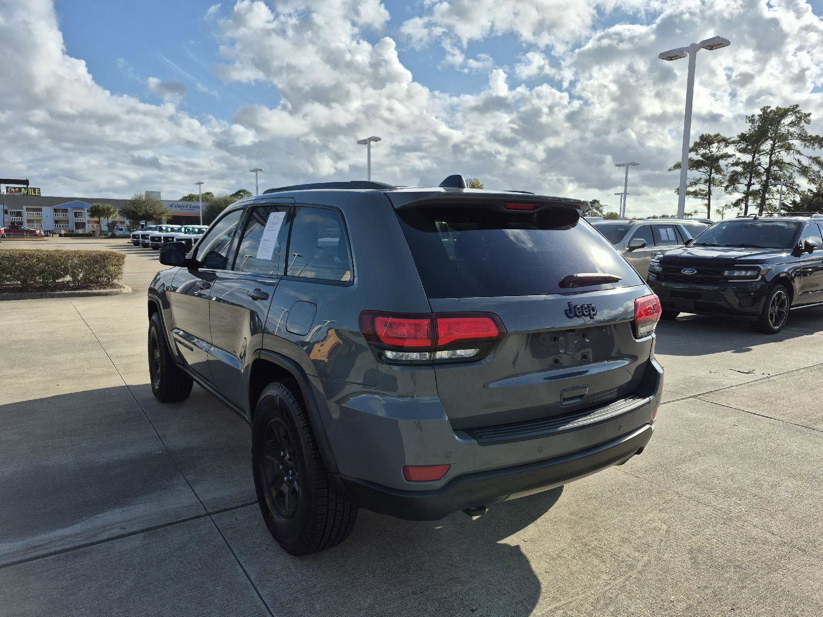 Used 2019 Jeep Grand Cherokee Laredo image 3