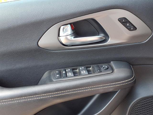 Used 2025 Chrysler Pacifica Select FWD image 16