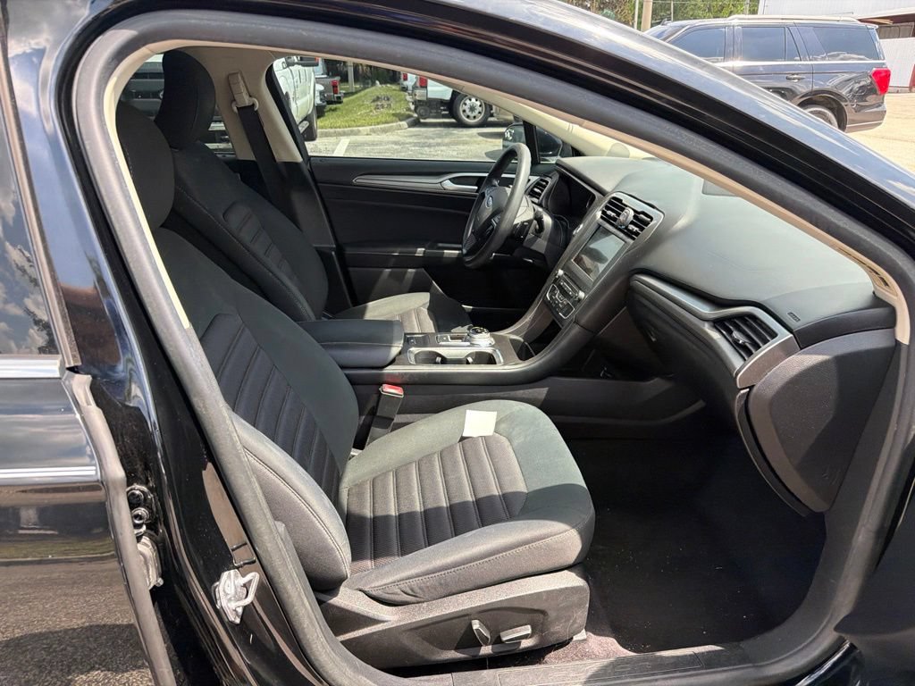 Certified 2018 Ford Fusion SE w/ Fusion SE Technology Package FWD image 6