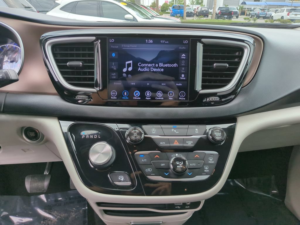 Used 2018 Chrysler Pacifica Touring-L FWD image 24