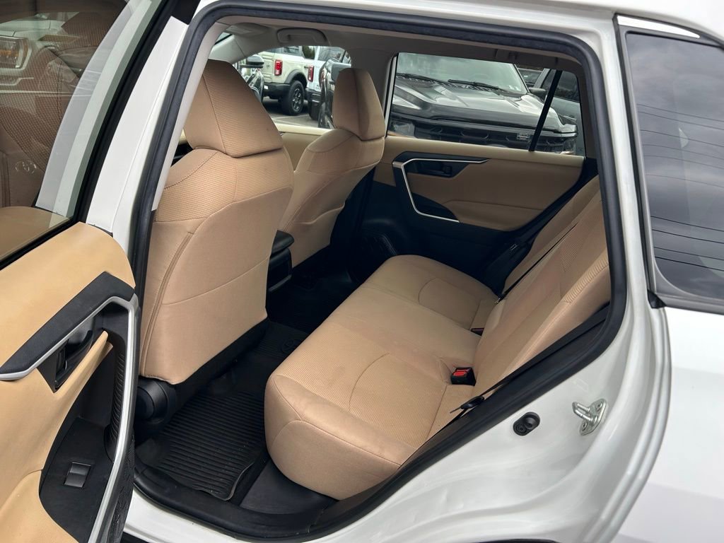 Used 2021 Toyota RAV4 LE AWD/4WD image 16