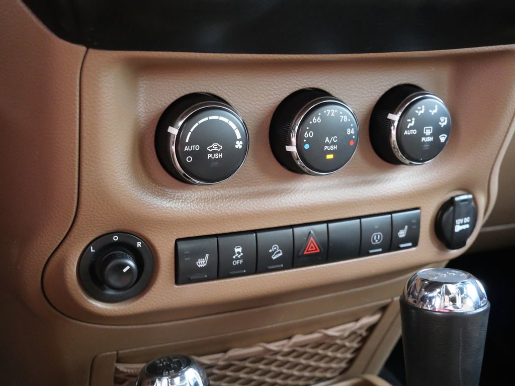 Used 2017 Jeep Wrangler Unlimited Sahara AWD/4WD image 31