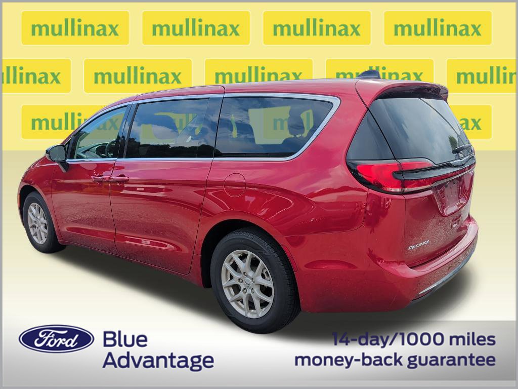 Used 2024 Chrysler Pacifica Touring-L FWD image 3