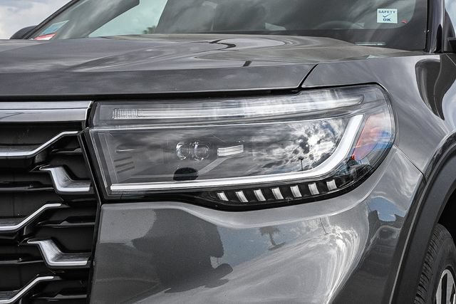 Certified 2025 Ford Explorer Platinum w/ LUX Leather Package AWD/4WD image 4
