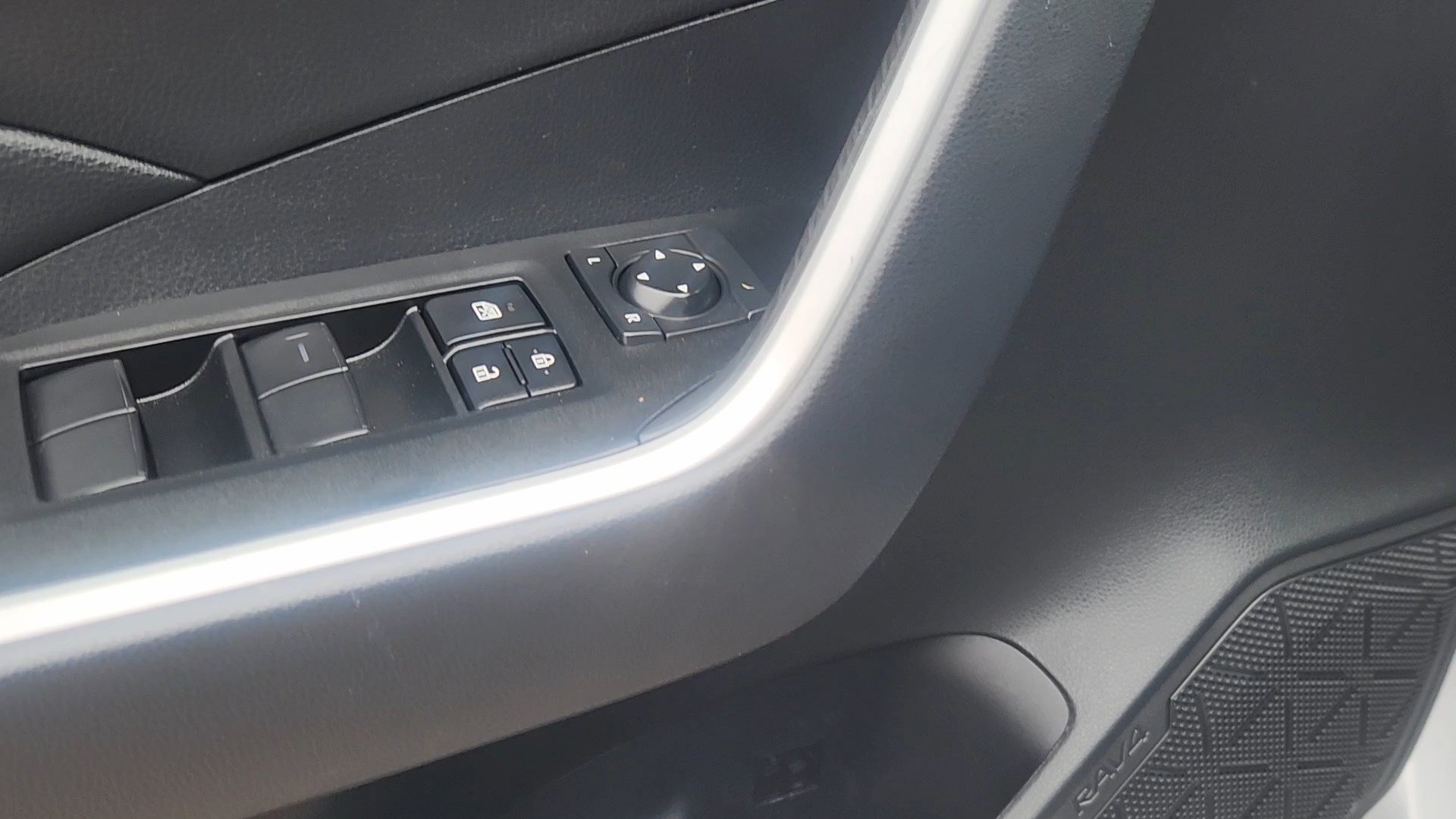 Used 2025 Toyota RAV4 LE AWD/4WD image 26