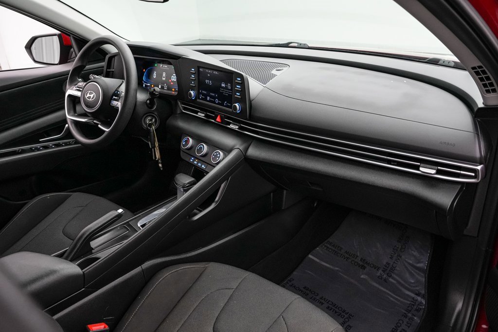 Used 2025 Hyundai Elantra SE image 21