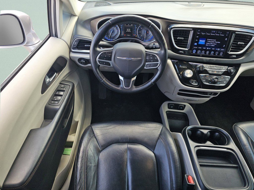 Used 2017 Chrysler Pacifica Touring-L FWD image 4