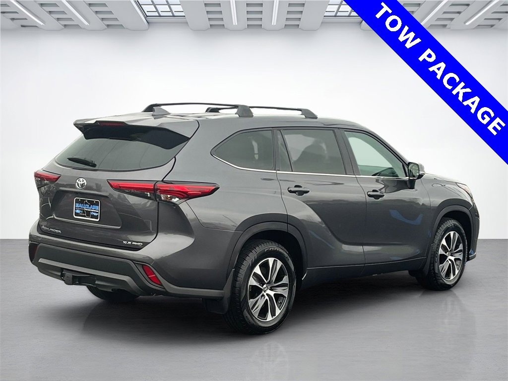 Used 2022 Toyota Highlander XLE image 3