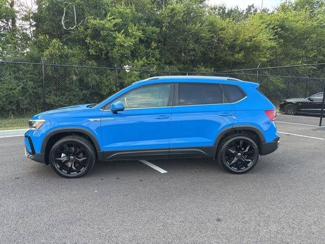 Used 2023 Volkswagen Taos SE w/ Panoramic Sunroof Package image 2