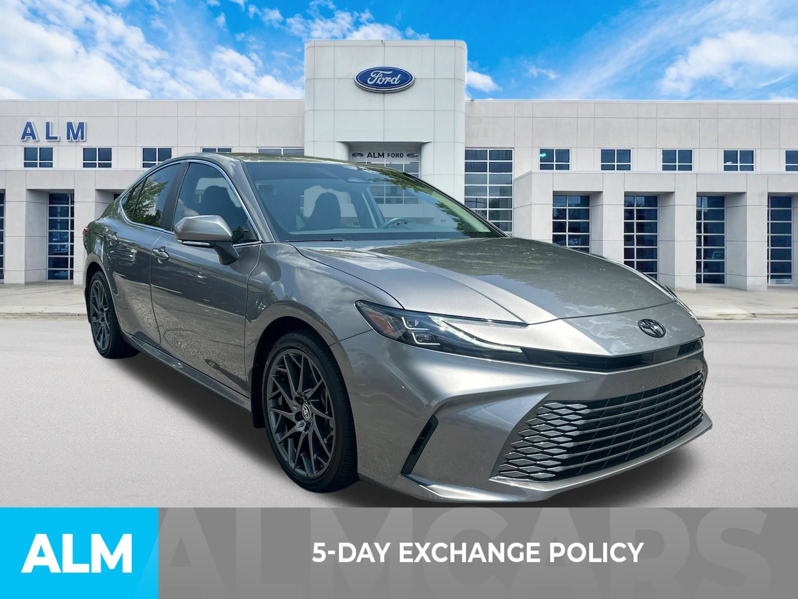 Used 2026 Toyota Camry XLE FWD image 3