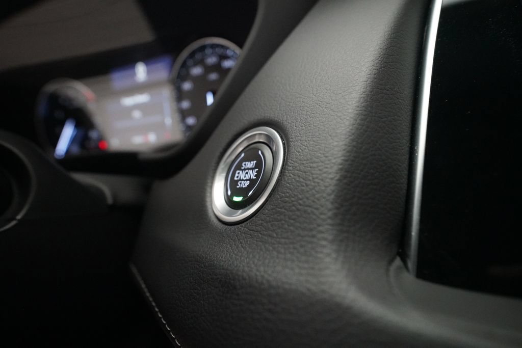 Used 2022 Cadillac XT4 Luxury w/ Cold Weather Package AWD/4WD image 31