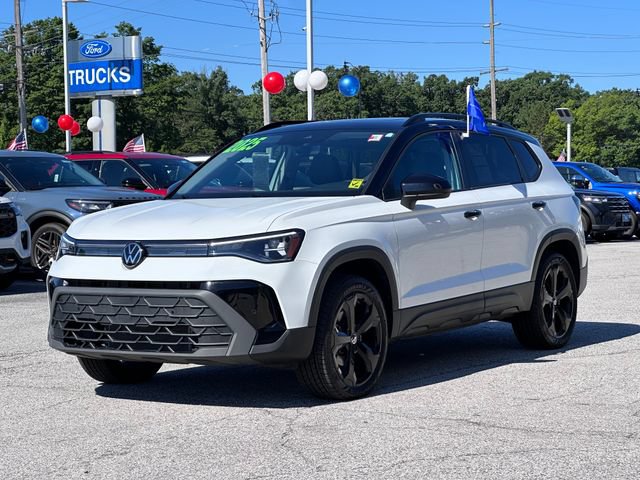 Used 2025 Volkswagen Taos SE AWD/4WD image 3