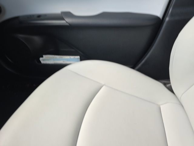 Used 2019 Toyota Prius L Eco image 12