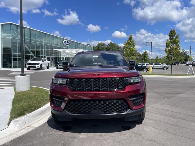 Used 2024 Jeep Grand Cherokee Altitude AWD/4WD image 7