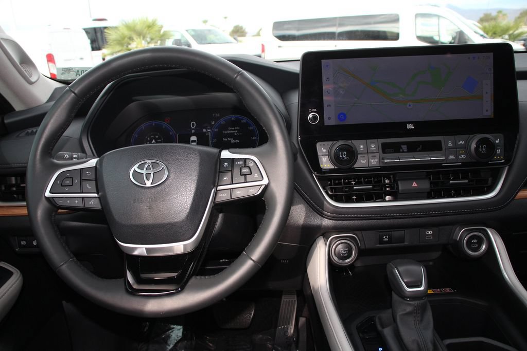 Used 2025 Toyota Grand Highlander AWD image 17