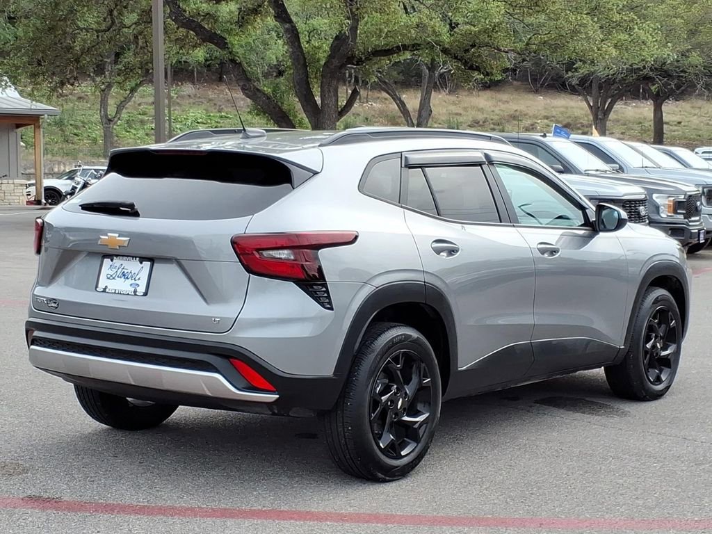 Used 2025 Chevrolet Trax LT w/ LT Convenience Package image 4