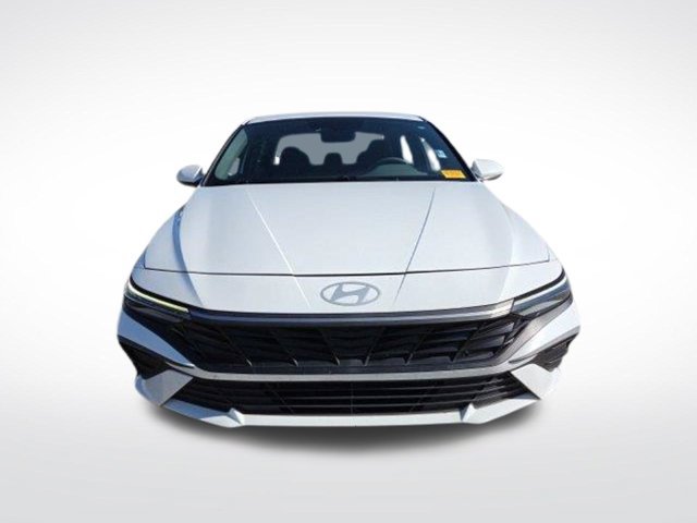 Used 2024 Hyundai Elantra Blue FWD image 2