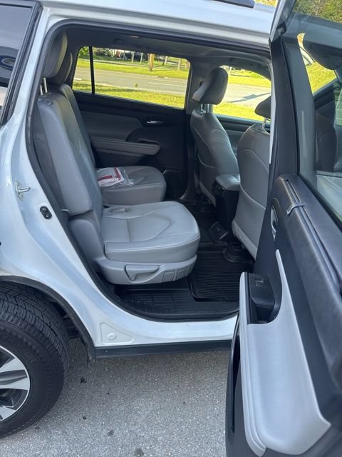 Used 2022 Toyota Highlander XLE AWD/4WD image 20