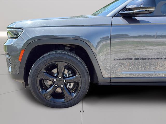 Used 2022 Jeep Grand Cherokee Altitude AWD/4WD image 23