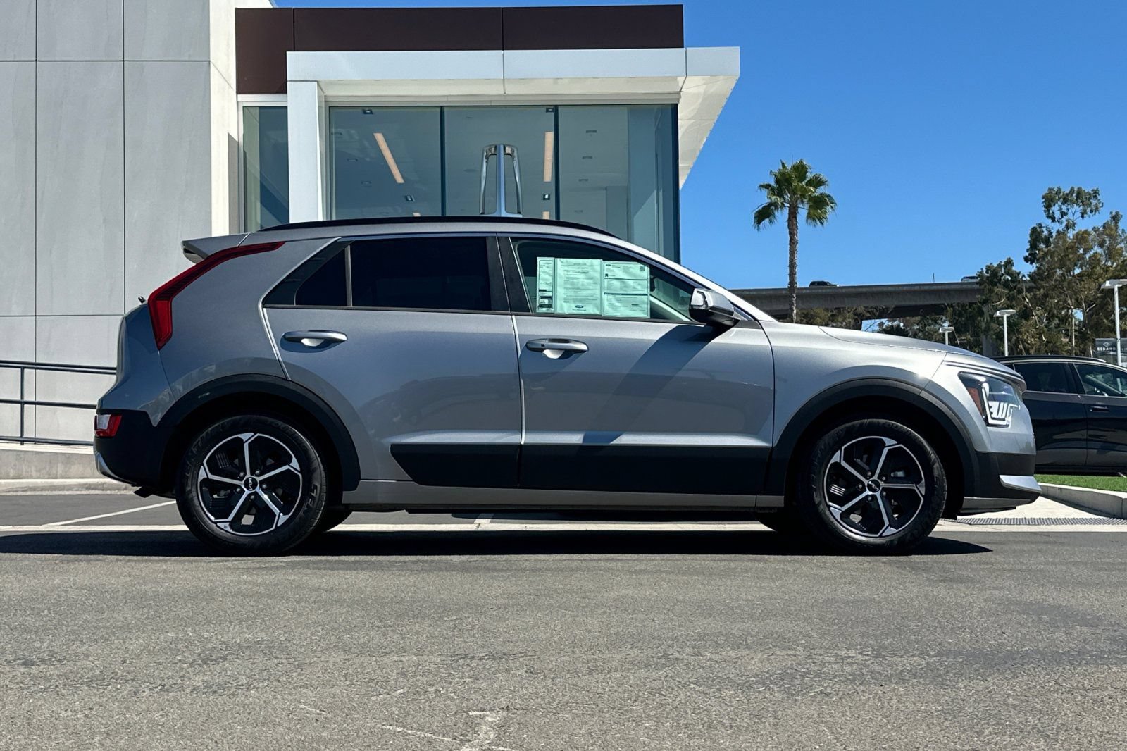 Used 2023 Kia Niro EX FWD image 2