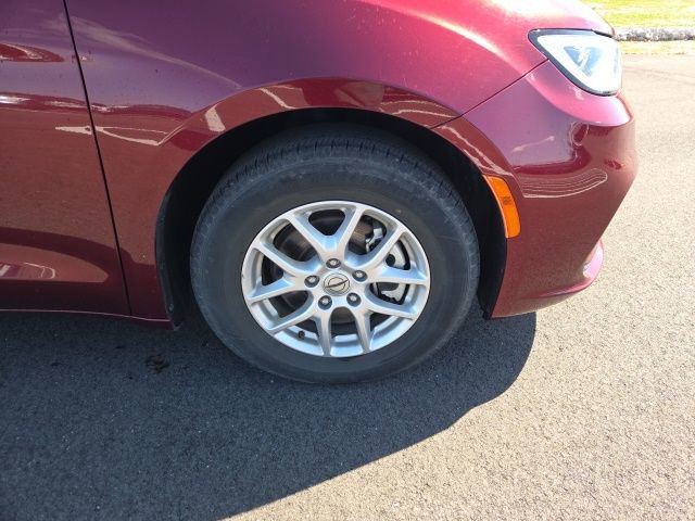 Used 2023 Chrysler Pacifica Touring-L image 7