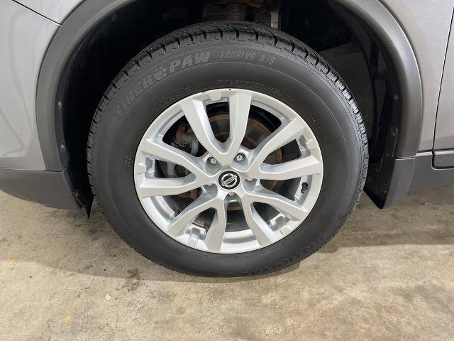 Used 2018 Nissan Rogue SV w/ Sun & Sound Touring Package image 17
