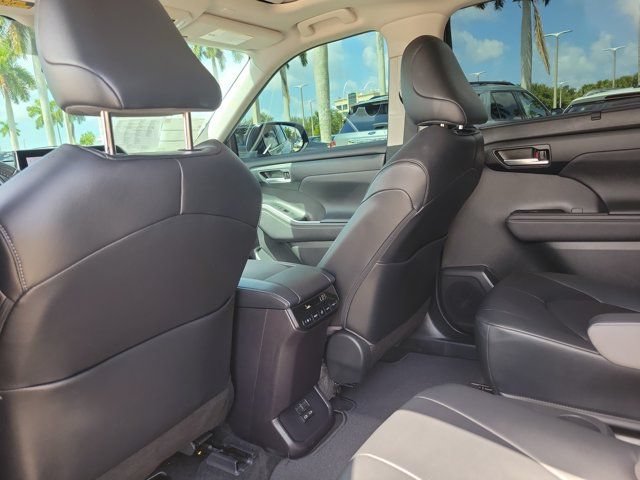 Used 2023 Toyota Highlander XLE FWD image 16