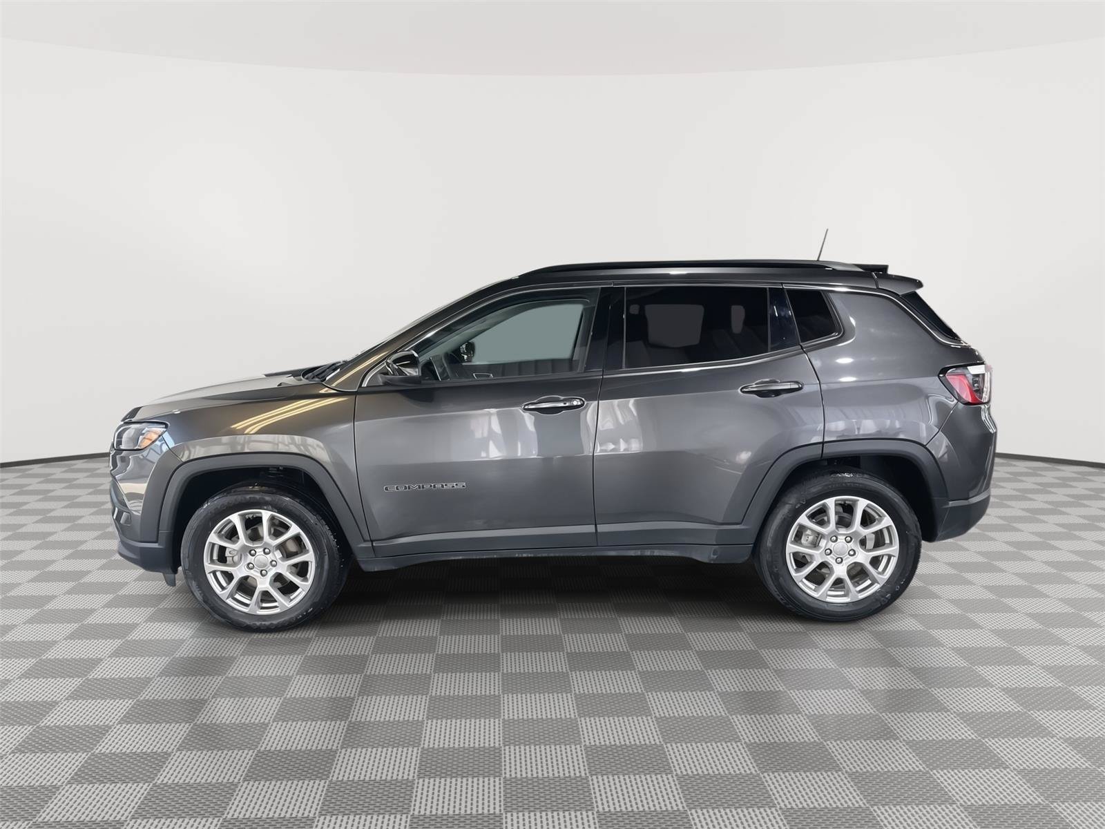 Used 2022 Jeep Compass Latitude AWD/4WD image 2
