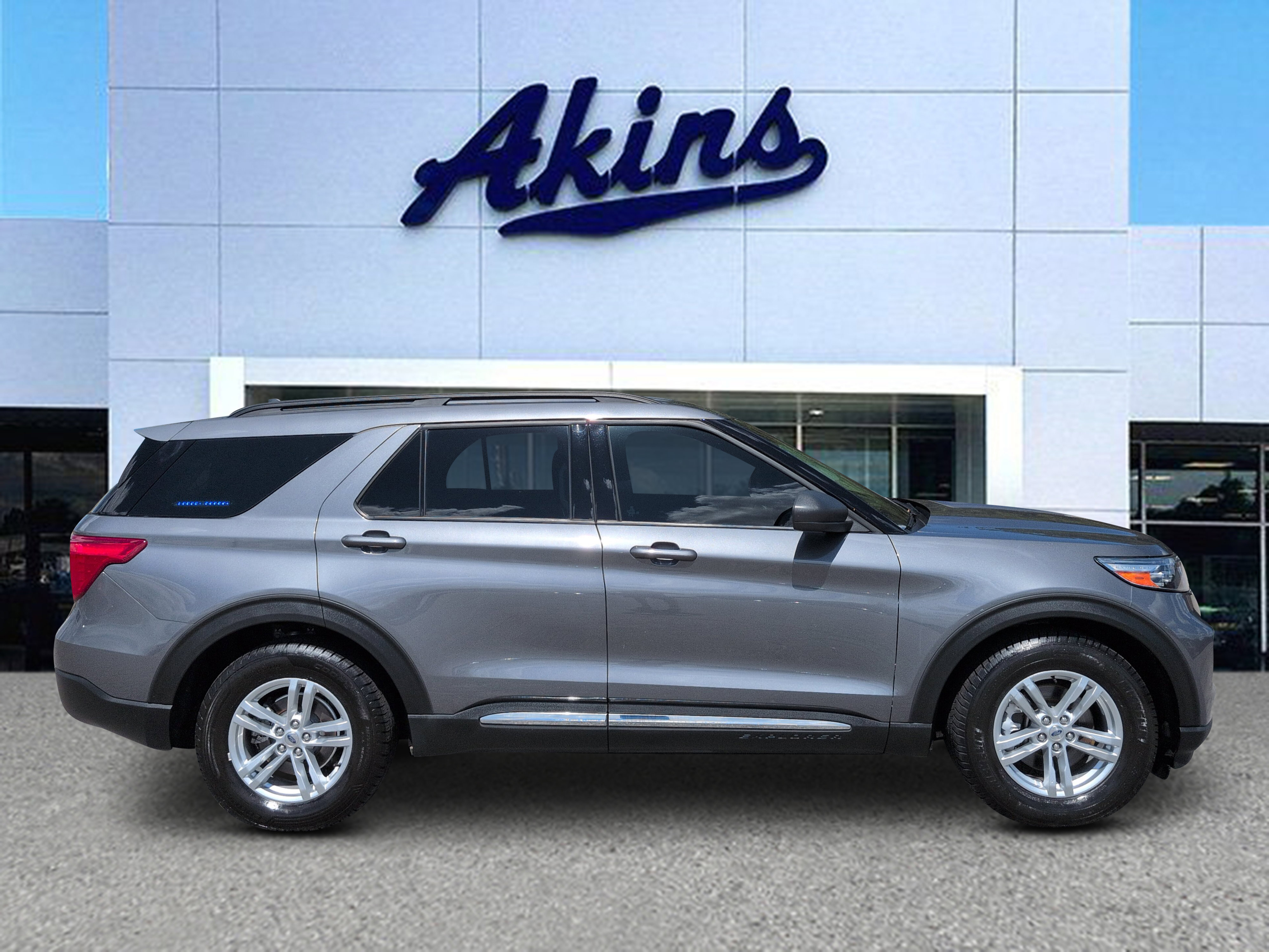 Certified 2022 Ford Explorer XLT RWD image 1