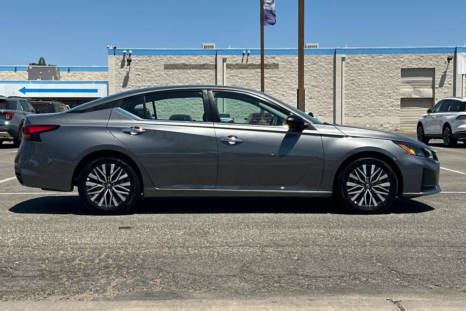 Used 2025 Nissan Altima 2.5 SV FWD image 8