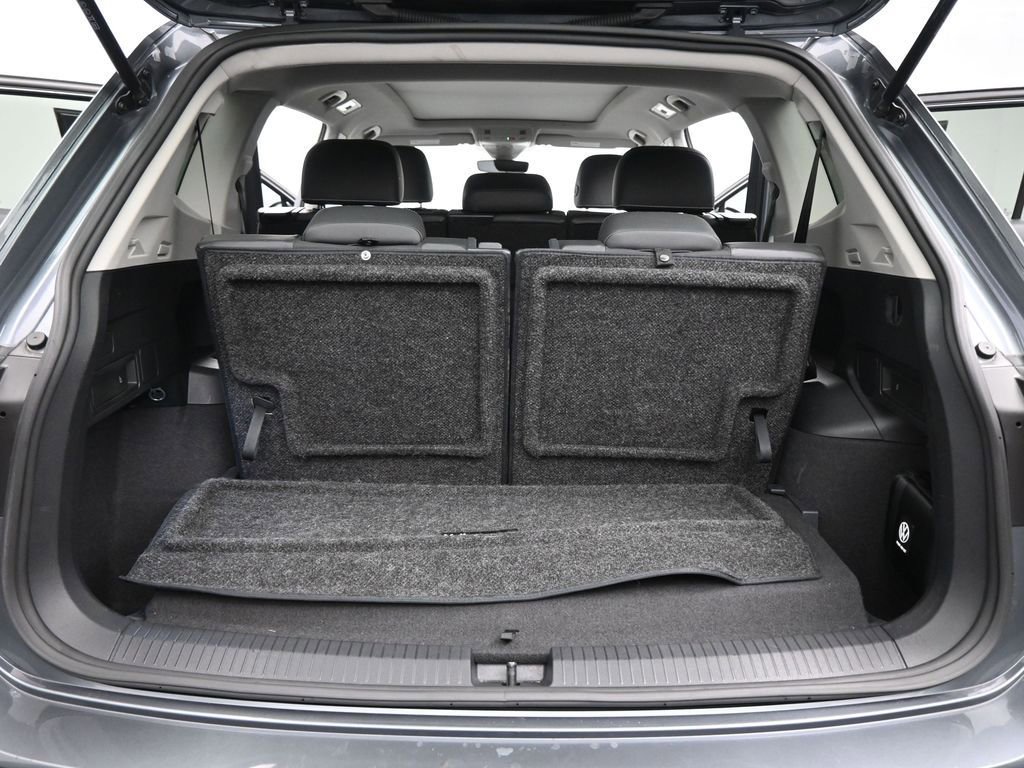 Used 2023 Volkswagen Tiguan SE w/ Panoramic Sunroof Package image 49