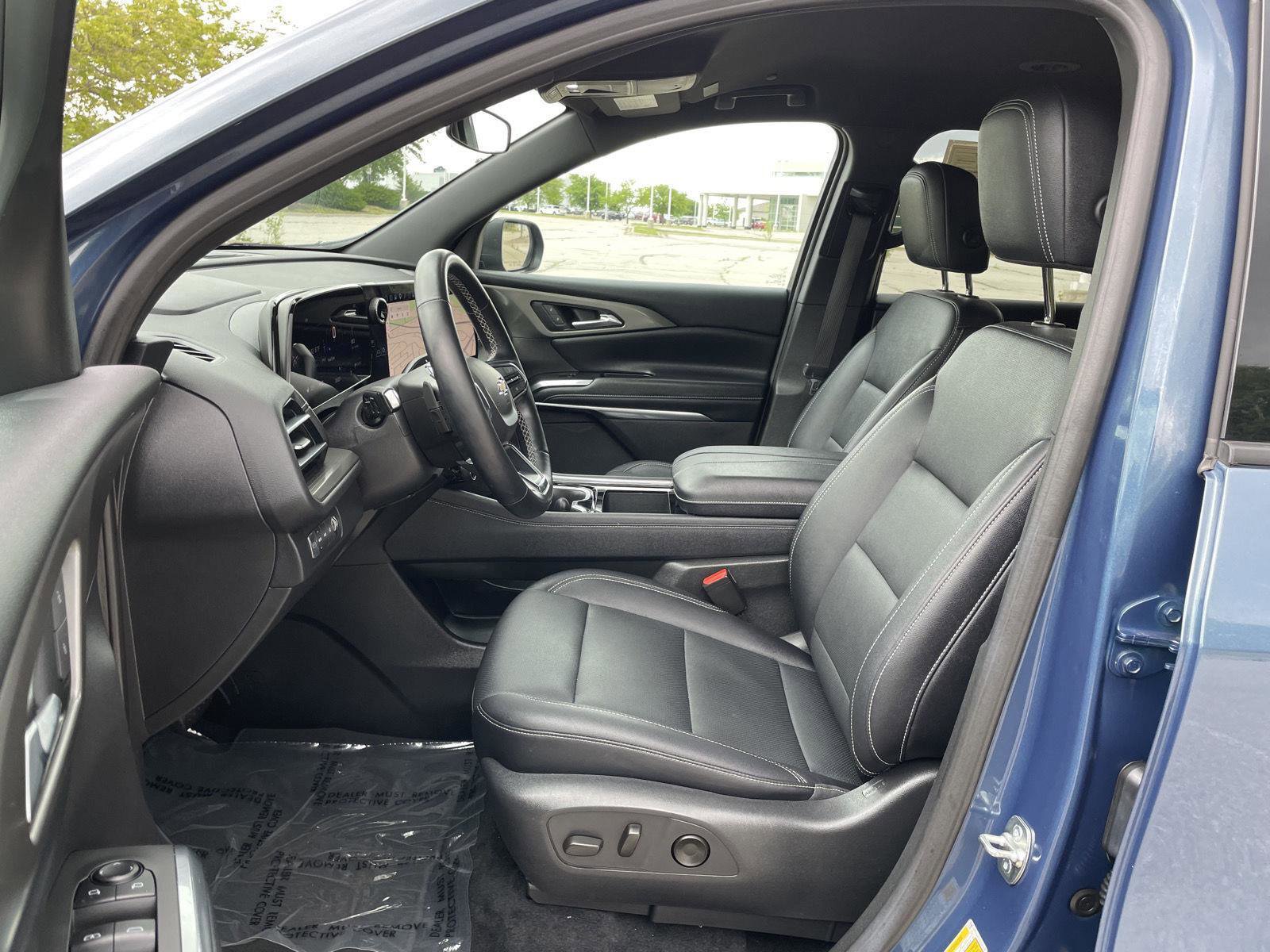 Used 2025 Chevrolet Traverse LT AWD/4WD image 16