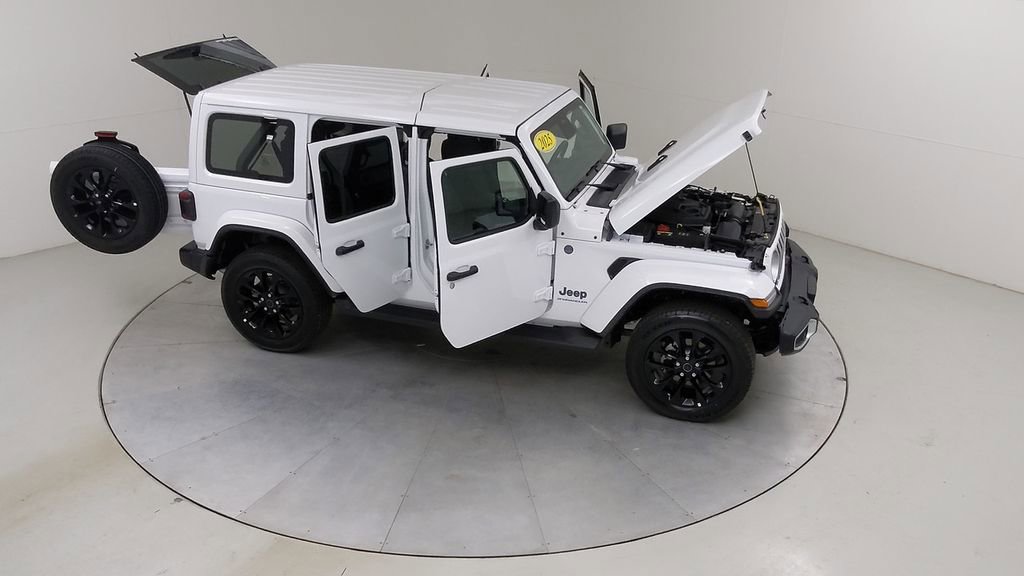 Used 2025 Jeep Wrangler Unlimited Sahara AWD/4WD image 46