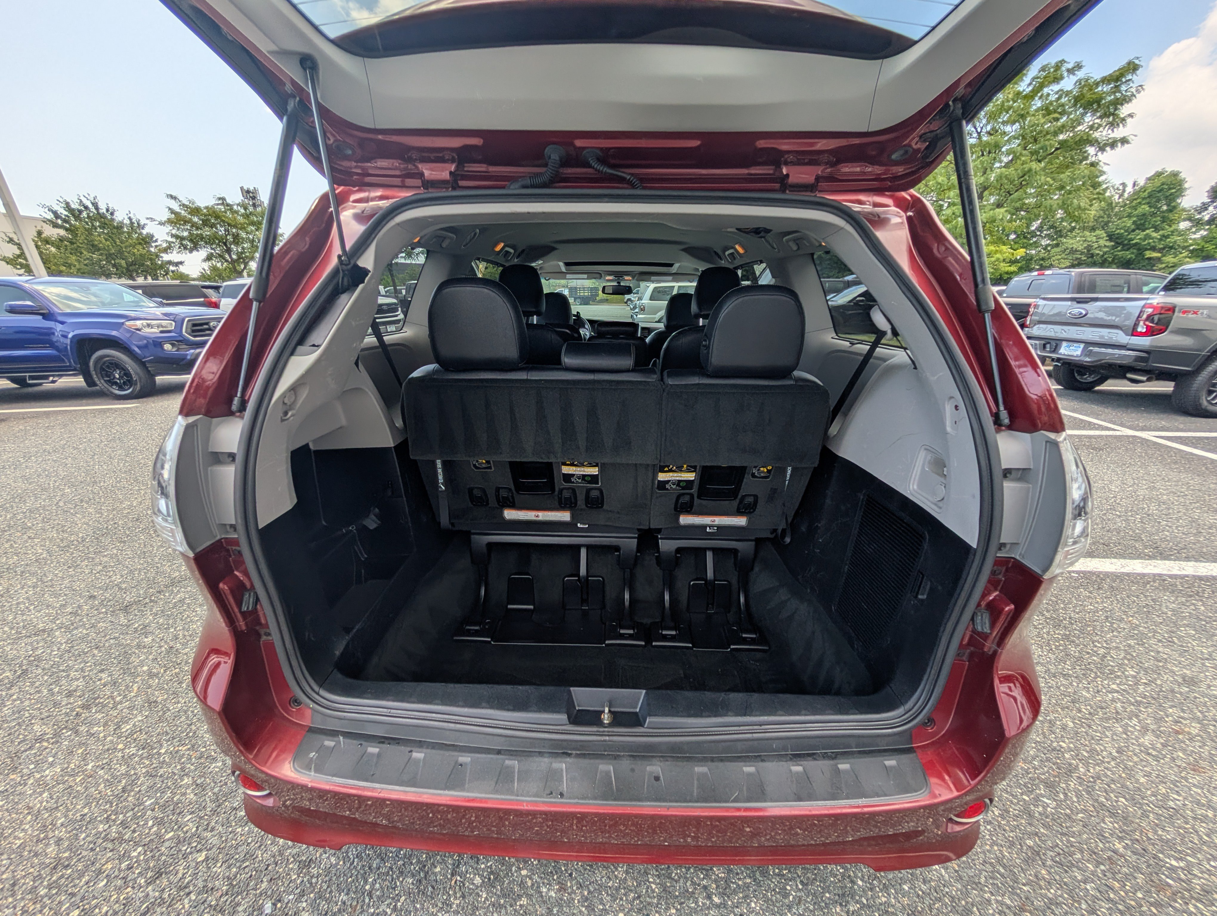 Used 2017 Toyota Sienna SE Premium FWD image 13
