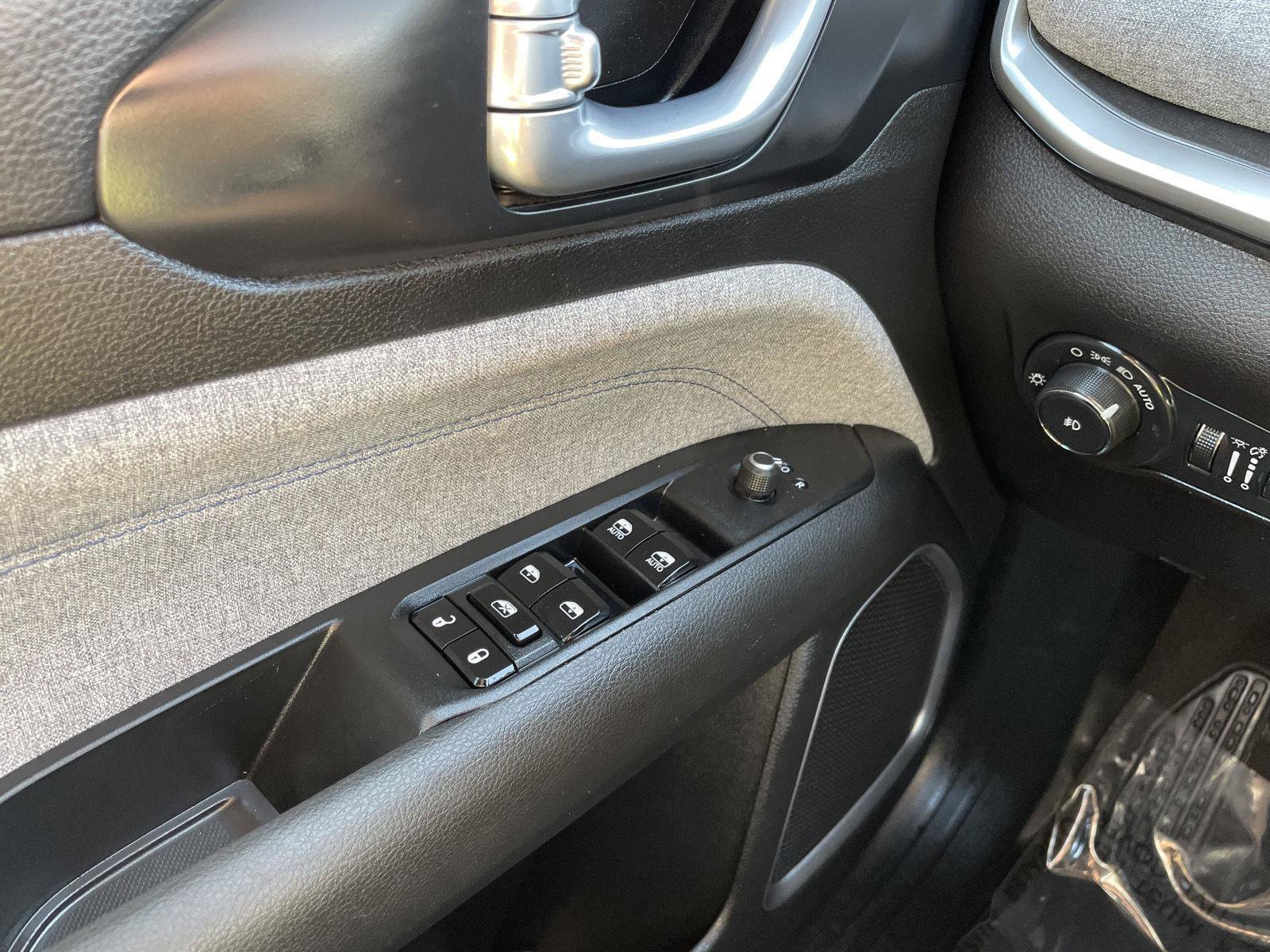 Used 2024 Jeep Compass Latitude AWD/4WD image 27